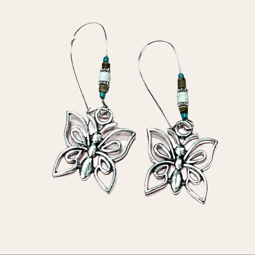 🦋Butterfly beaded dangle earrings🦋